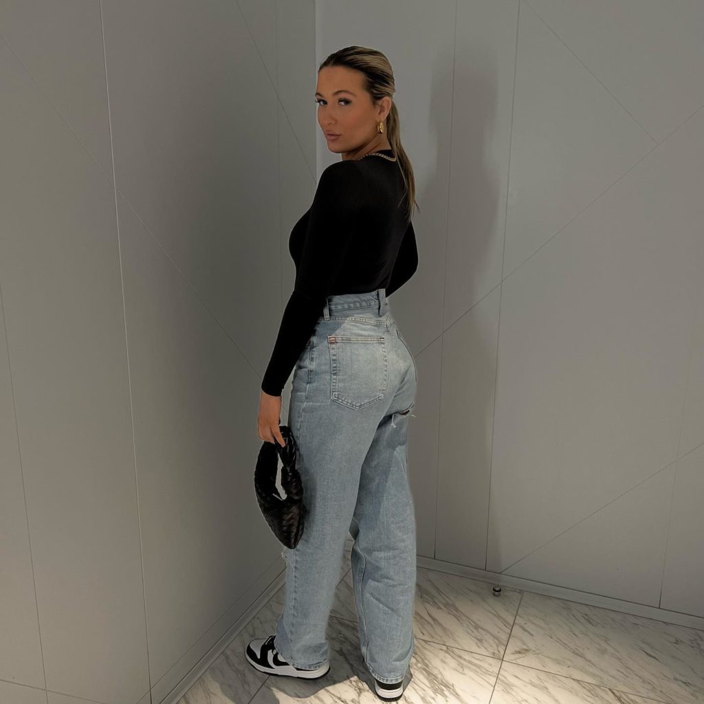 12 Easy Ways to Style Mom Jeans That Aren’t Just With Another T-shirt